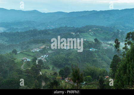 Kolumbianischen Landschaft bei Sonnenaufgang, in der Nähe der Stadt und See Guatape Stockfoto