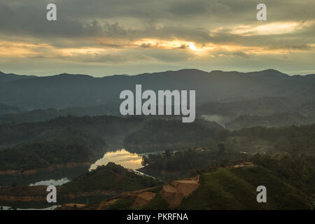 Kolumbianischen Landschaft bei Sonnenaufgang, in der Nähe der Stadt und See Guatape Stockfoto