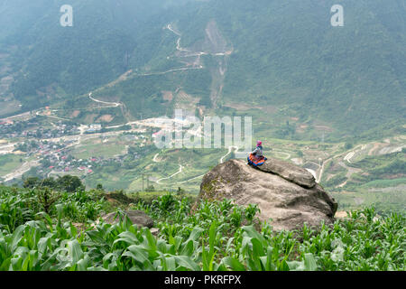 H'Mong ethnische Frau in schöne Tracht mit Szene Nebel in Sa Pa Town, Lao Cai Provinz, Vietnam Stockfoto