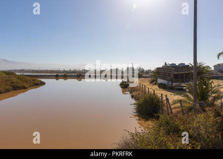 Alviso; Blick von der Hope Street, durch Alviso Marina County Park Eingang, hin zu neuen Chicago Marsh, Kalifornien, USA Stockfoto