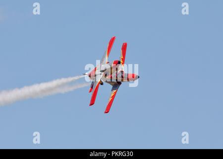 2 Spanisch gebaute CASA C-101 Aviojets der Patrulla Aguila aerobatic Display Team am 2018 Royal International Air Tattoo fliegen Stockfoto