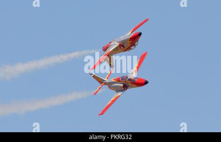 2 Spanisch gebaute CASA C-101 Aviojets der Patrulla Aguila aerobatic Display Team am 2018 Royal International Air Tattoo fliegen Stockfoto