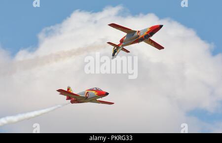 2 Spanisch gebaute CASA C-101 Aviojets der Patrulla Aguila aerobatic Display Team am 2018 Royal International Air Tattoo fliegen Stockfoto