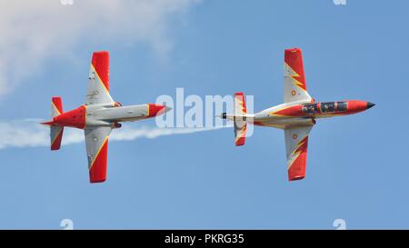 2 Spanisch gebaute CASA C-101 Aviojets der Patrulla Aguila aerobatic Display Team am 2018 Royal International Air Tattoo fliegen Stockfoto