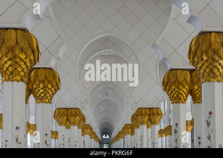 Die Gänge der Großen Moschee in Abu Dhabi, VAE sind detailliert und vertrackt. Ein toller Hintergrund. Stockfoto