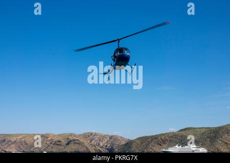 Hubschrauber in den kommenden auf Ponton in Talbot Bay von einem Rundflug über Horizontale fällt zu Boden, Western Australia Stockfoto