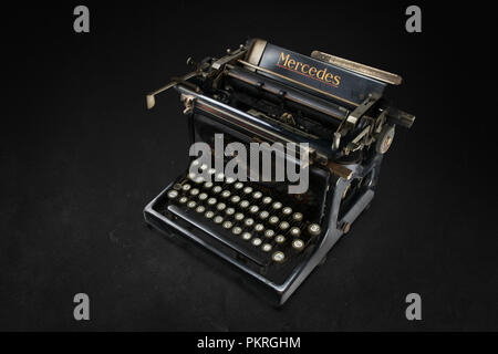 Alte Vintage Schreibmaschine auf schwarzem Hintergrund Stockfoto