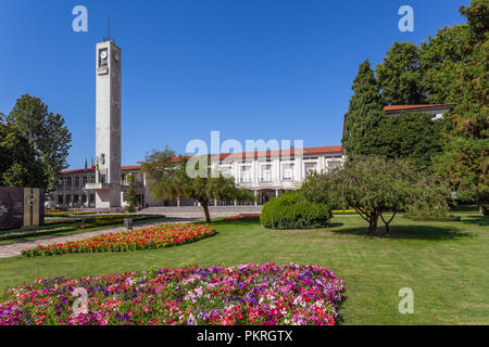 Vila Nova de Famalicao, Portugal - September 06, 2017: Rathaus (links) und Tribunal (rechts) von Vila Nova de Famalicao Stadt. Stockfoto