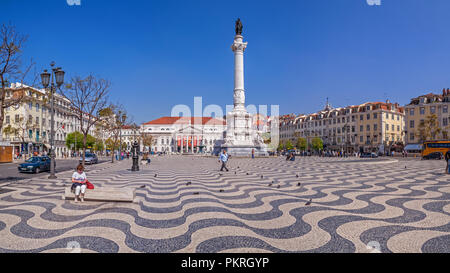 Lissabon, Portugal. Rossio oder Dom Pedro IV Platz mit Dom Pedro IV Denkmal, Dona Maria II National Theater und typisch portugiesischen Kopfsteinpflaster Stockfoto