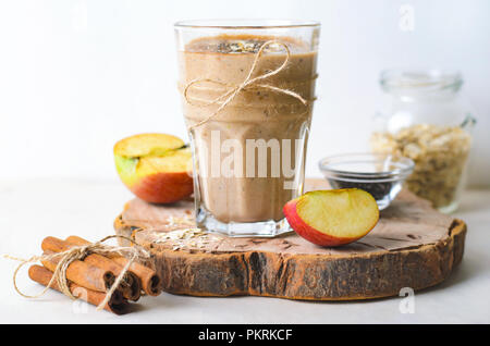 Apfel-zimt-Smoothie mit Hafer und Chia Samen , hausgemachte Vegan Trinken Stockfoto