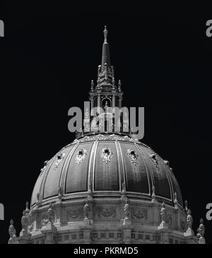 Die beeindruckende Kuppel von San Francisco City Hall in Schwarz und Weiß Stockfoto
