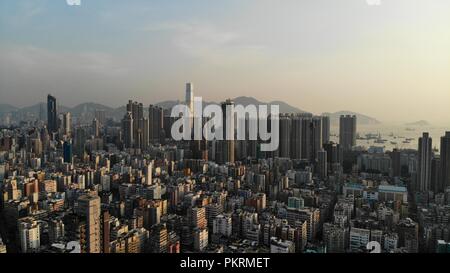 Hohes Gebäude der Skyline, in der Nähe der Sham shum Po, Hong Kong alten Gegend, überfüllten Gehäuse Stockfoto