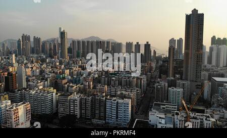 Hohes Gebäude der Skyline, in der Nähe der Sham shum Po, Hong Kong alten Gegend, überfüllten Gehäuse Stockfoto