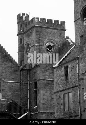 HARTWOOD, SCHOTTLAND - 12. März 2011: Eine der Zwillingsturmuhren im Hartwood Hospital. Hartwood Hospital ist ein psychiatrisches Krankenhaus aus dem 19. Jahrhundert. Stockfoto