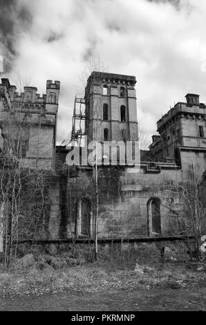 EAST DUNBARTONSHIRE, Schottland - 3. APRIL 2013: Lennox Schloss in Trümmern. Das Schloss war alt, Mutterschaft und psychiatrischen Klinik. Stockfoto