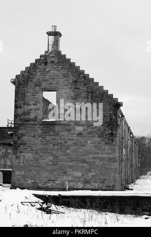 HARTWOOD, SCHOTTLAND - 12. März 2011: Ein zerstörtes Gebäude auf dem Gelände des Hartwood Hospital. Hartwood Hospital ist ein psychiatrisches Krankenhaus aus dem 19. Jahrhundert. Stockfoto