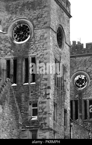 HARTWOOD, SCHOTTLAND - 12. März 2011: Die Zwillingsturmuhren im Hartwood Hospital. Hartwood Hospital ist ein psychiatrisches Krankenhaus aus dem 19. Jahrhundert. Stockfoto