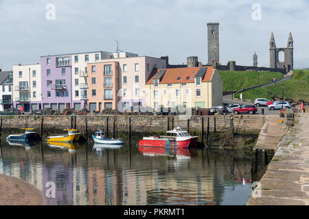 Hafen mit Schiffen und Skyline mit Kathedrale St Andrews, Schottland Stockfoto