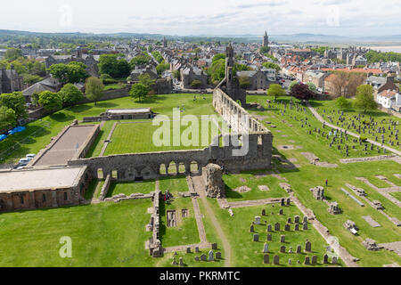 Luftaufnahme Ruine und Friedhof Kathedrale von St Andrews, Schottland Stockfoto