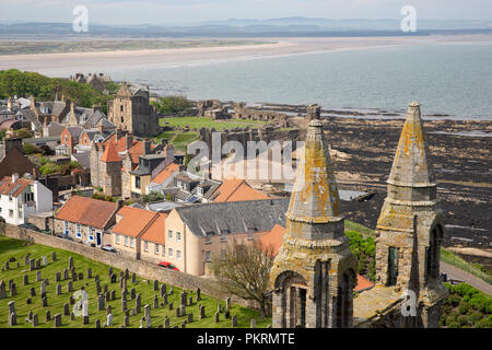 Luftaufnahme Ruine und Friedhof Kathedrale von St Andrews, Schottland Stockfoto