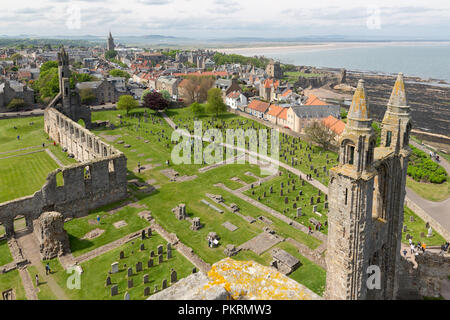 Luftaufnahme Ruine und Friedhof Kathedrale von St Andrews, Schottland Stockfoto
