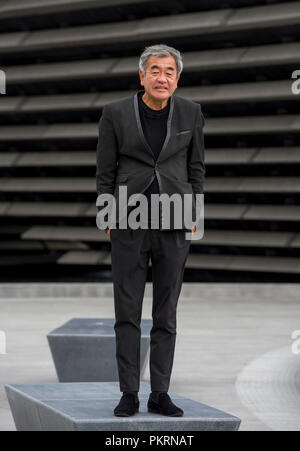 Japanischen Architekten Kengo Kuma Bild außerhalb des V&A design museum, Dundee, Schottland. Stockfoto