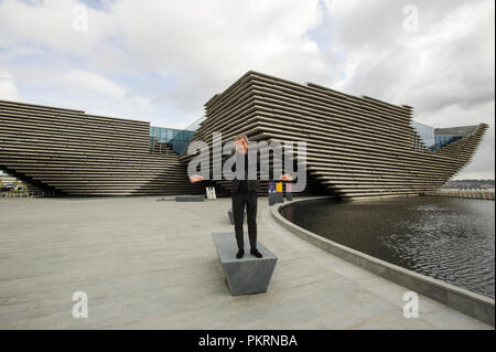 Japanischen Architekten Kengo Kuma Bild außerhalb des V&A design museum, Dundee, Schottland. Stockfoto