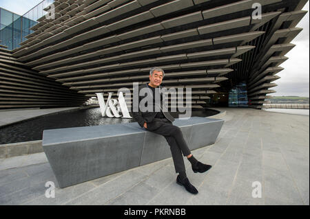 Japanischen Architekten Kengo Kuma Bild außerhalb des V&A design museum, Dundee, Schottland. Stockfoto