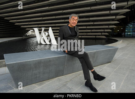 Japanischen Architekten Kengo Kuma Bild außerhalb des V&A design museum, Dundee, Schottland. Stockfoto