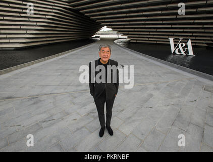 Japanischen Architekten Kengo Kuma Bild außerhalb des V&A design museum, Dundee, Schottland. Stockfoto