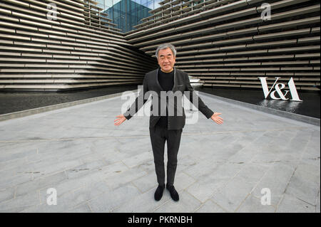 Japanischen Architekten Kengo Kuma Bild außerhalb des V&A design museum, Dundee, Schottland. Stockfoto