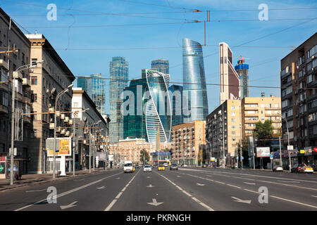 Blick auf dorogomilovskaya Street und modernen Hochhäusern von Moskau International Business Center (MIBC). Moskau, Russland. Stockfoto
