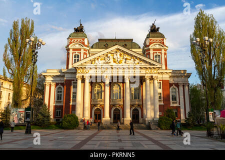 Das Ivan Vazov National Theatre in City Garden, Sofia, Bulgarien. Stockfoto