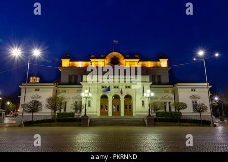 Der Nationalversammlung (Народно събрание) der Republik Bulgarien in der Nacht in Sofia, Bulgarien. Stockfoto