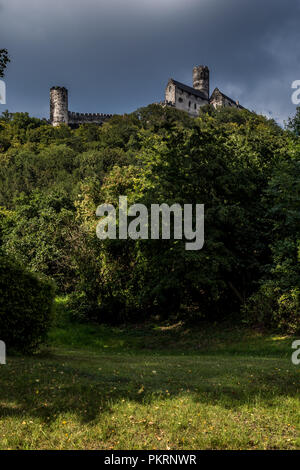 Dominanz der böhmischen Länder - Velky Bezděz Hügel mit den Ruinen eines bemerkenswerten königliche Burg aus der zweiten Hälfte des 13. Jahrhunderts von Přemysl Ot gebaut Stockfoto