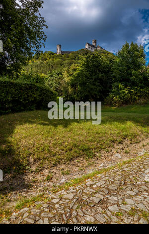 Dominanz der böhmischen Länder - Velky Bezděz Hügel mit den Ruinen eines bemerkenswerten königliche Burg aus der zweiten Hälfte des 13. Jahrhunderts von Přemysl Ot gebaut Stockfoto