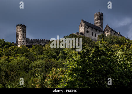 Dominanz der böhmischen Länder - Velky Bezděz Hügel mit den Ruinen eines bemerkenswerten königliche Burg aus der zweiten Hälfte des 13. Jahrhunderts von Přemysl Ot gebaut Stockfoto