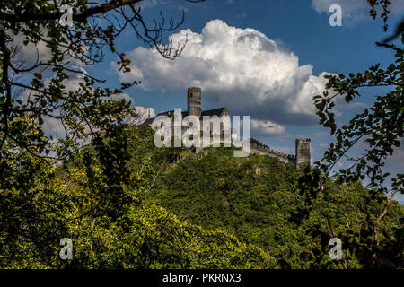 Dominanz der böhmischen Länder - Velky Bezděz Hügel mit den Ruinen eines bemerkenswerten königliche Burg aus der zweiten Hälfte des 13. Jahrhunderts von Přemysl Ot gebaut Stockfoto