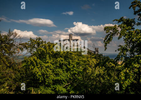 Dominanz der böhmischen Länder - Velky Bezděz Hügel mit den Ruinen eines bemerkenswerten königliche Burg aus der zweiten Hälfte des 13. Jahrhunderts von Přemysl Ot gebaut Stockfoto