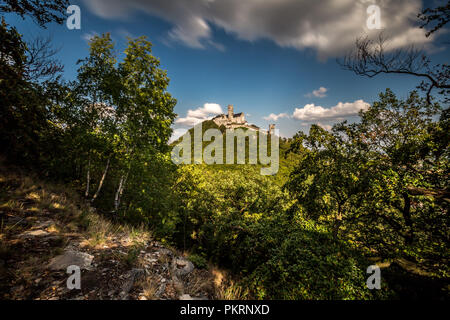 Dominanz der böhmischen Länder - Velky Bezděz Hügel mit den Ruinen eines bemerkenswerten königliche Burg aus der zweiten Hälfte des 13. Jahrhunderts von Přemysl Ot gebaut Stockfoto