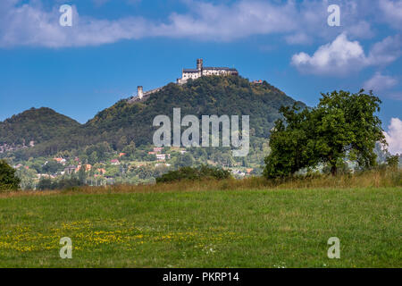 Dominanz der böhmischen Länder - Velky Bezděz Hügel mit den Ruinen eines bemerkenswerten königliche Burg aus der zweiten Hälfte des 13. Jahrhunderts von Přemysl Ot gebaut Stockfoto