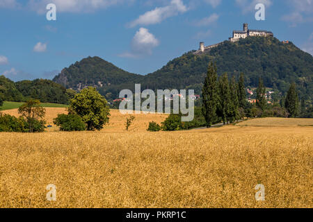 Dominanz der böhmischen Länder - Velky Bezděz Hügel mit den Ruinen eines bemerkenswerten königliche Burg aus der zweiten Hälfte des 13. Jahrhunderts von Přemysl Ot gebaut Stockfoto