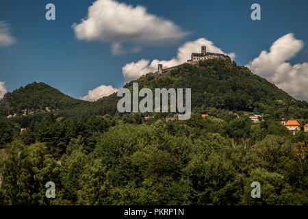 Dominanz der böhmischen Länder - Velky Bezděz Hügel mit den Ruinen eines bemerkenswerten königliche Burg aus der zweiten Hälfte des 13. Jahrhunderts von Přemysl Ot gebaut Stockfoto