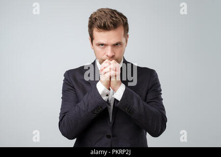 Trendige Mode elegante Junge kaukasier Mann im dunkelblauen Anzug posiert auf der Suche Kamera Stockfoto