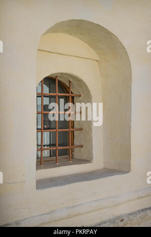 Fenster mit einem Gitter aus einem mittelalterlichen Gefängnis. Suzdal. Russland Stockfoto