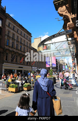 Der Eingang zum Argyll Arcade auf der belebten Hauptstraße Buchanan Street, im Stadtzentrum von Glasgow, Schottland, Großbritannien Stockfoto