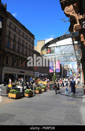 Der Eingang zum Argyll Arcade auf der belebten Hauptstraße Buchanan Street, im Stadtzentrum von Glasgow, Schottland, Großbritannien Stockfoto