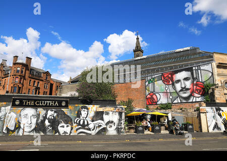 Straße Wandmalereien zieren die Wände rund um den Clutha Bar, im Jahr 2015 nach dem tragischen Absturz eines Hubschraubers, in Glasgow, Schottland, Großbritannien wieder geöffnet Stockfoto
