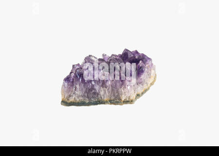 Amethyst druse isoliert. Lila amethyst Kristalle. Stockfoto