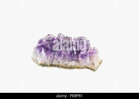 Amethyst druse isoliert. Lila amethyst Kristalle. Stockfoto